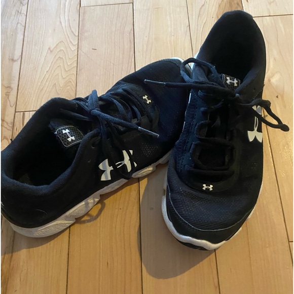 Great condition barely used woman's Under Armour sneakers 8.5 - Picture 3 of 7